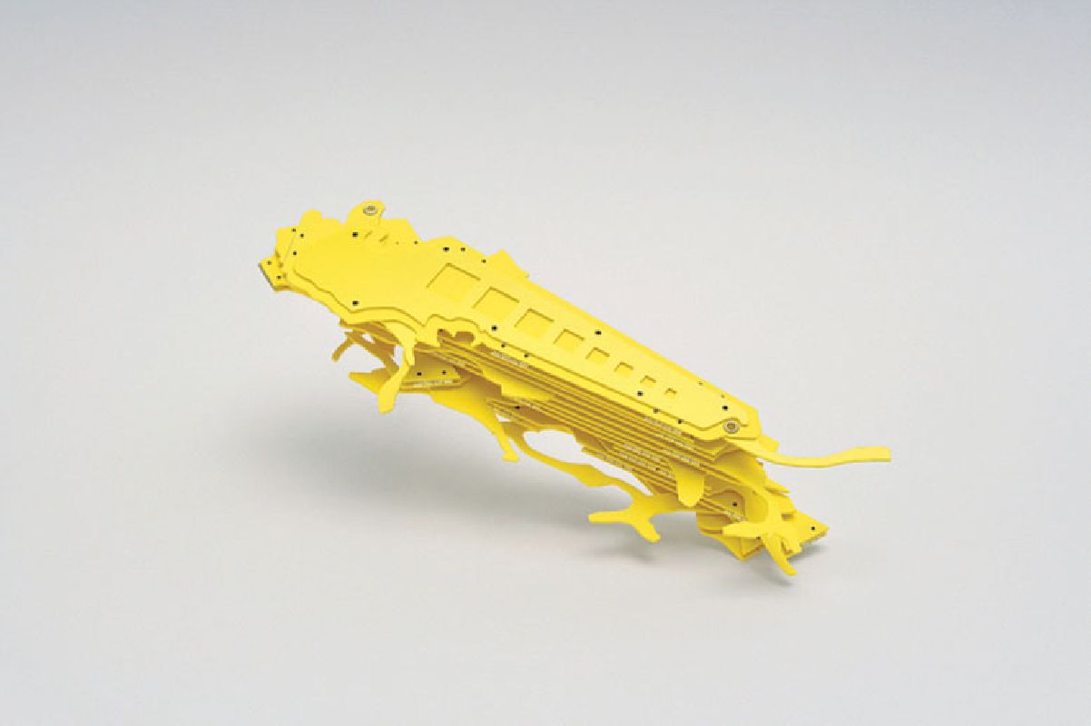 Ken'ichiro Taniguchi, expositie ''Hecomi# 16'',  [Holland Amerika kade], 2009, 30 elementen in geel plastic, scharnieren, ingevouwen 26 x 16 x 15 cm., uitgerekt 28 x 80 cm.
PHŒBUS•Rotterdam