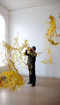 Ken'ichiro Taniguchi, installing mobile in exhibition ''Hecomi# 16'', 2009.
PHŒBUS•Rotterdam