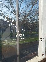 Bernard Villers, 2019, vingertoppen met kalkverf op raam (expositie 'Meteorieten') 
PHŒBUS•Rotterdam