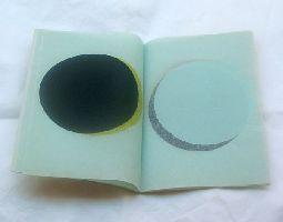 Bernard Villers, gezeefdrukte cirkels [die op zonnen/manen lijken]

op halftransparant papier, 13,2 x 20,5 cm.
PHŒBUS•Rotterdam