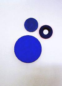 Bernard Villers, ''Mickey peut-être'', 2005, met drie blauwe cirkels

(grootste cirkel ca. ø¸ 42 cm.)
PHŒBUS•Rotterdam