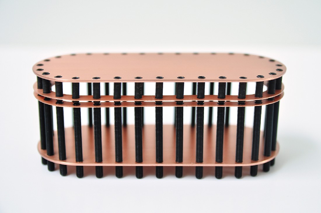 Juliette Warmenhoven, “Memory Collector” (pilvorm) (8). Genummerd en gesigneerd:  ‘Juliette Warmenhoven 2017, 1/5’. Koper, 32x zwarte stelschroef m3 30 mm + 32x zwarte stelschroef m3 10mm., 
hxbxl 40x44x102 mm.
PHŒBUS•Rotterdam