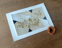 Regula Maria Müller, glazen vissenoog/koperdraad, vastgezet op `Every shatterd dream - and I`ll scatter them into the sea`, injectprint 2006, gedrukt op watercolor paper radiant white, bewerkt: met glasogen, koperdraad, kralen, 0.87 x 1.32 m.
PHŒBUS•Rotterdam