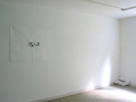 Pablo Ziccarello, expositie ''Made in Rotterdam'': detail installatie met aquarellen op dun papier, 2005 - hier: voetstap met de plattegrond van een stad, aquarel 1 x 1.50 m.aan de wand; en idem, verfrommeld op de vloer.
PHŒBUS•Rotterdam
