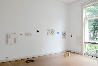 Stefan Gritsch, acrylverf/soepbot; Ken'ichiro Taniguchi, Hecomi-sculptuur in brons/pvc; Regula Maria Müller, bewerkte foto; Regula Maria Müller, twee objecten in glaskralen/textiel; Michael Toenges, olieverf op papier (boek); Sarah van der lijn, potlood op papier; Yvonne van de Griendt, grijze en kleurpotlood op papier, Juliette Warmenhoven, foto; Simon Benson, potlood op papier; George le Roy, acrylverf op doek; Pjotr Müller, zandsteen/polyester.
PHŒBUS•Rotterdam